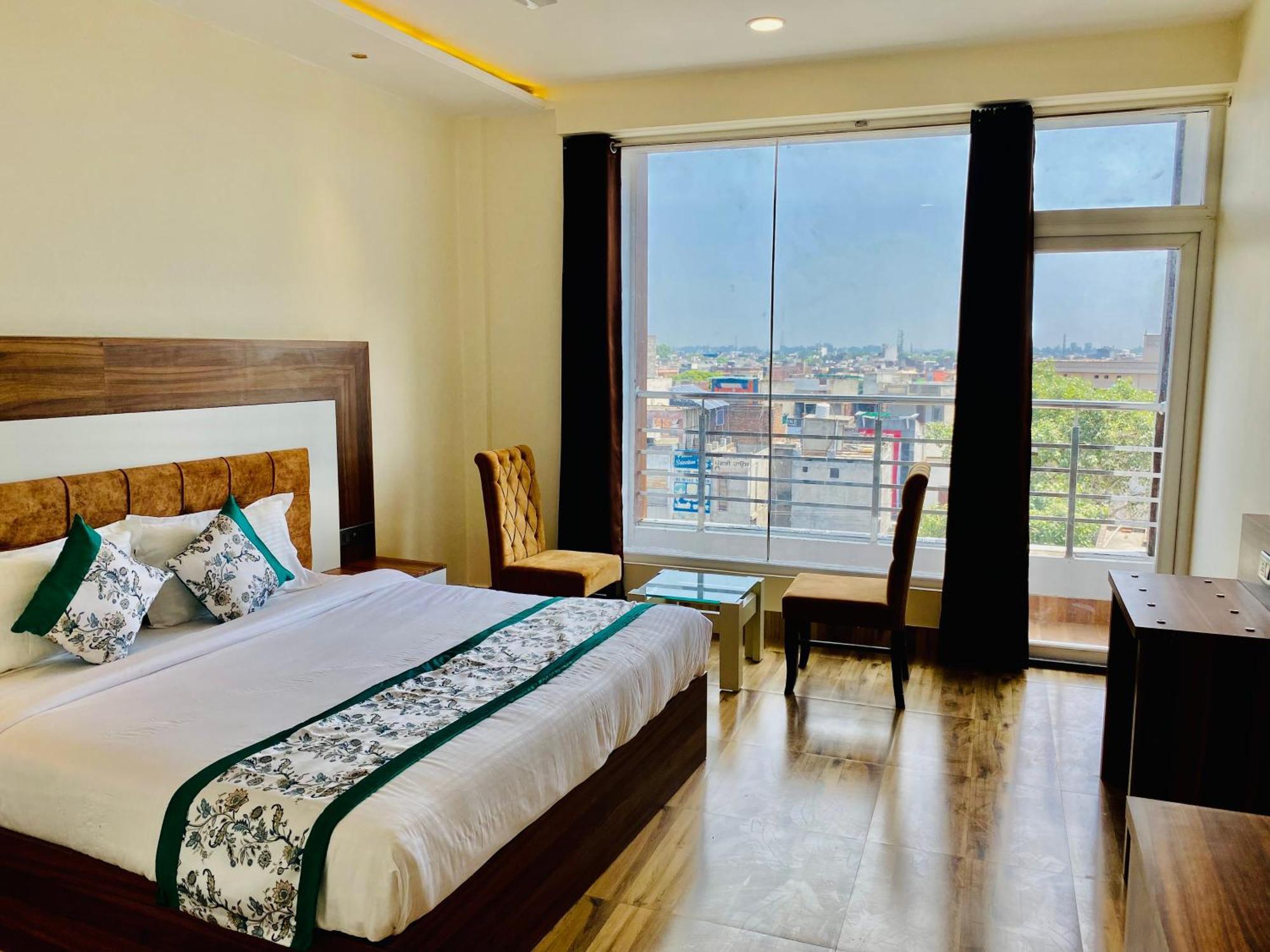 Hotel White House 350 Mtr From Golden Temple Amritsar Ngoại thất bức ảnh