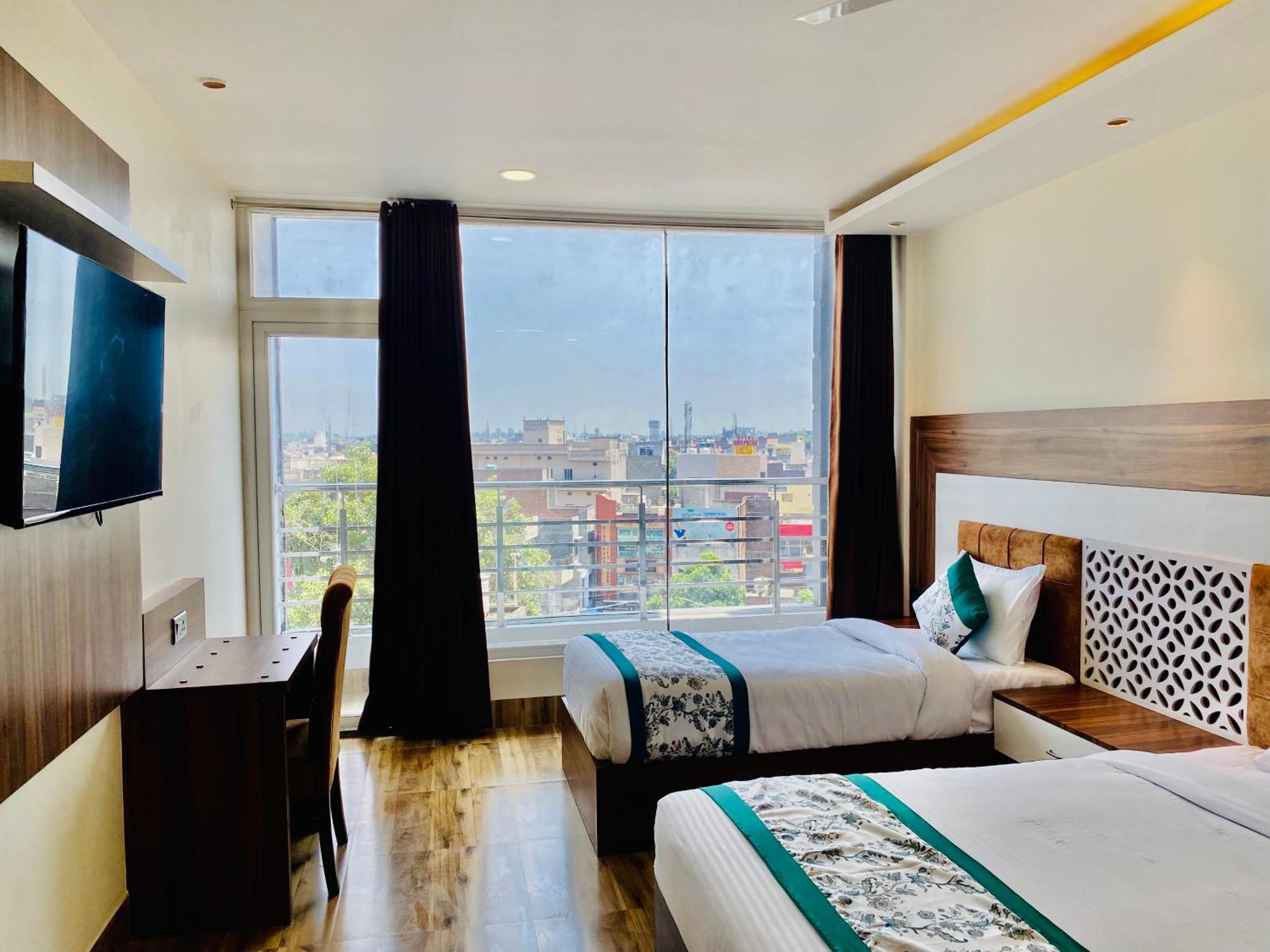 Hotel White House 350 Mtr From Golden Temple Amritsar Ngoại thất bức ảnh