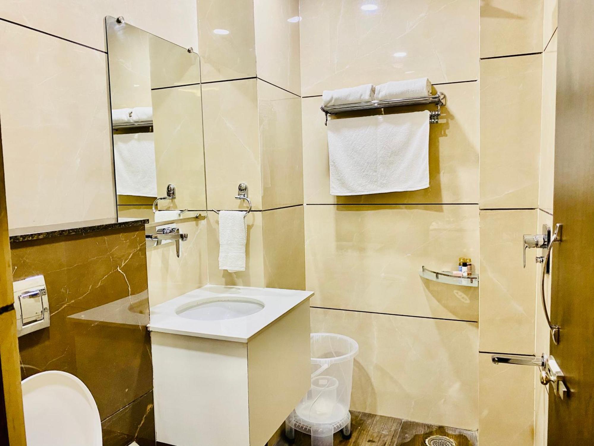 Hotel White House 350 Mtr From Golden Temple Amritsar Ngoại thất bức ảnh